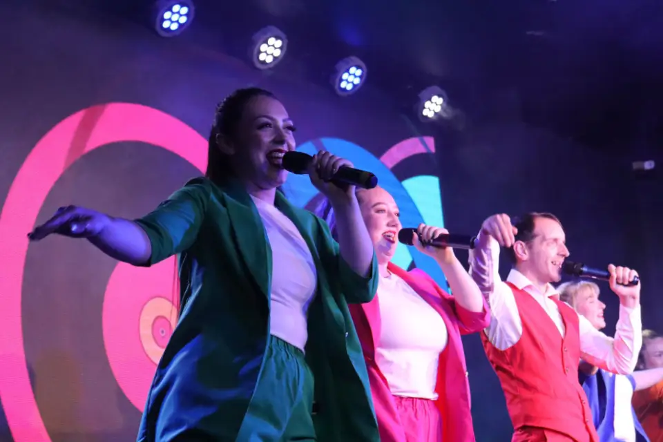 Lyons in-house entertainment team Cast Live